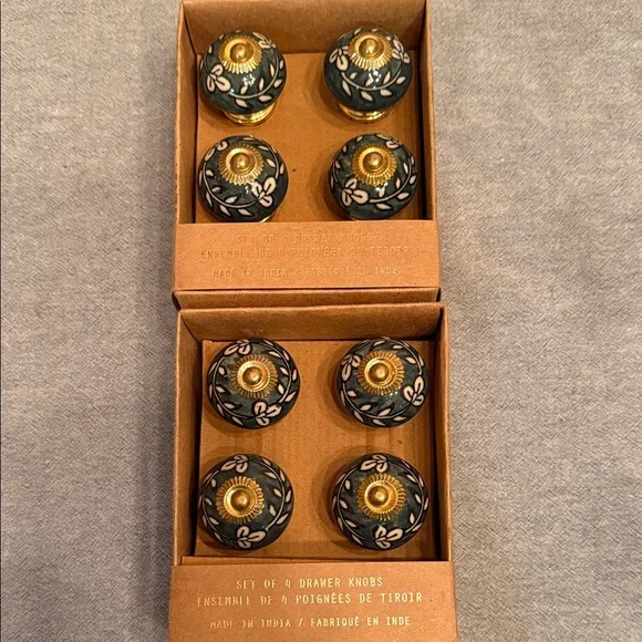 8 drawer knobs - Picture 1 of 5